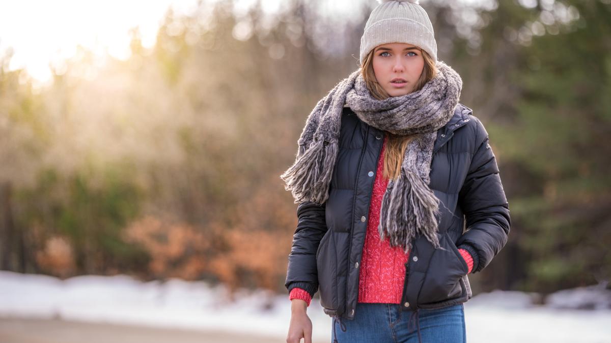 portrait-young-pretty-woman-road-with-snow-winter_12889800
