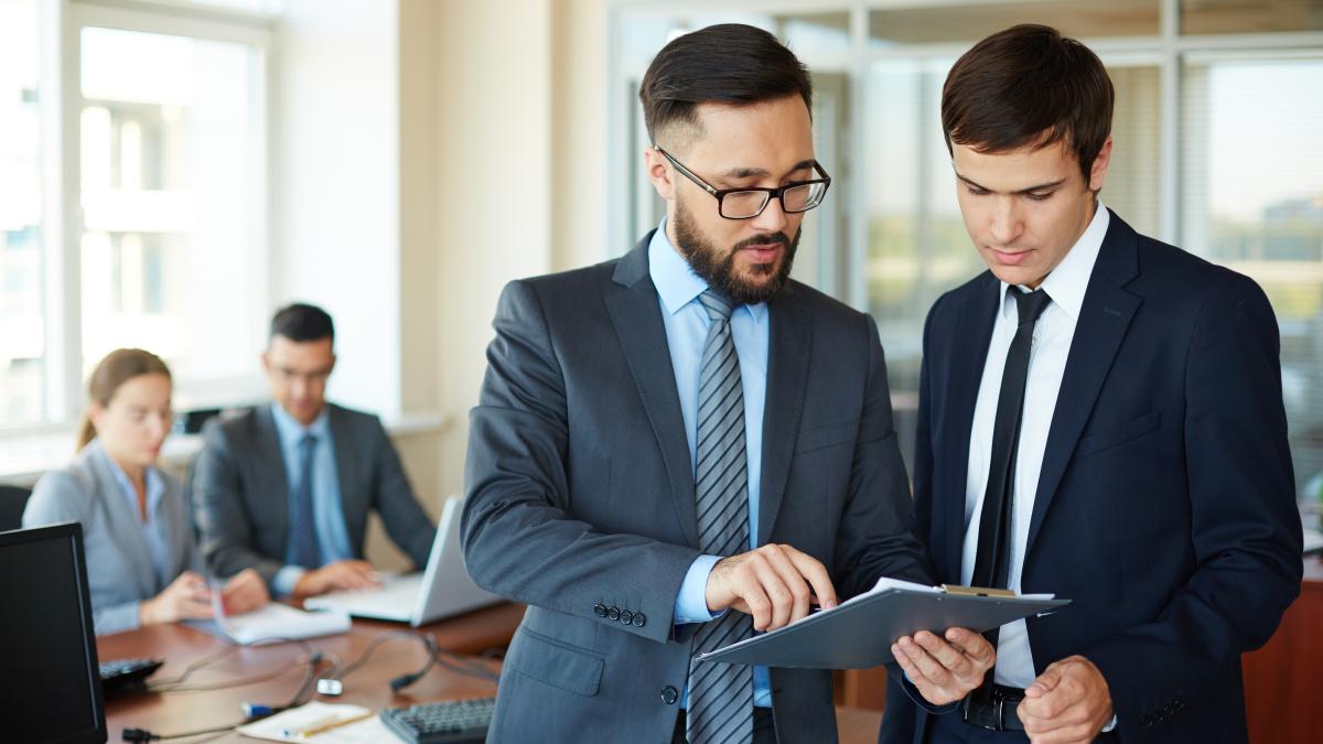 businessman-showing-changes-report_06871100