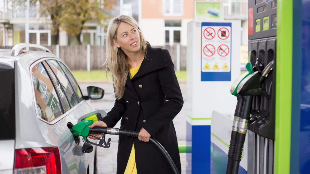 femeie-la-benzinarie_48240400