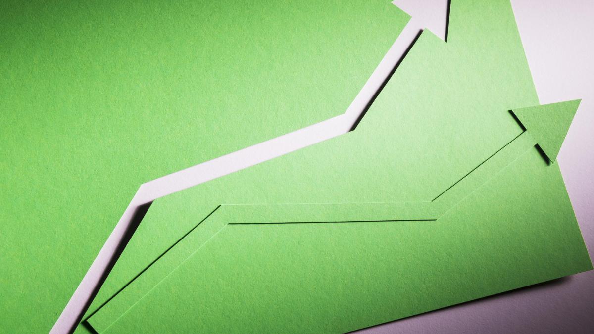 top-view-arrow-inidcating-economy-growth_36045800