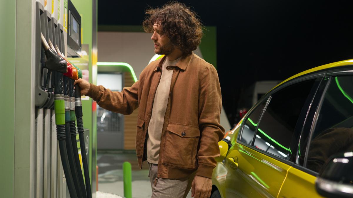 side-view-man-gas-station_91046500