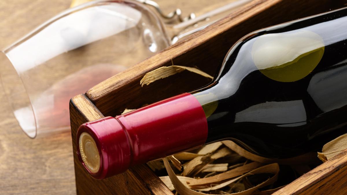 close-up-wine-bottle-glass_14016800