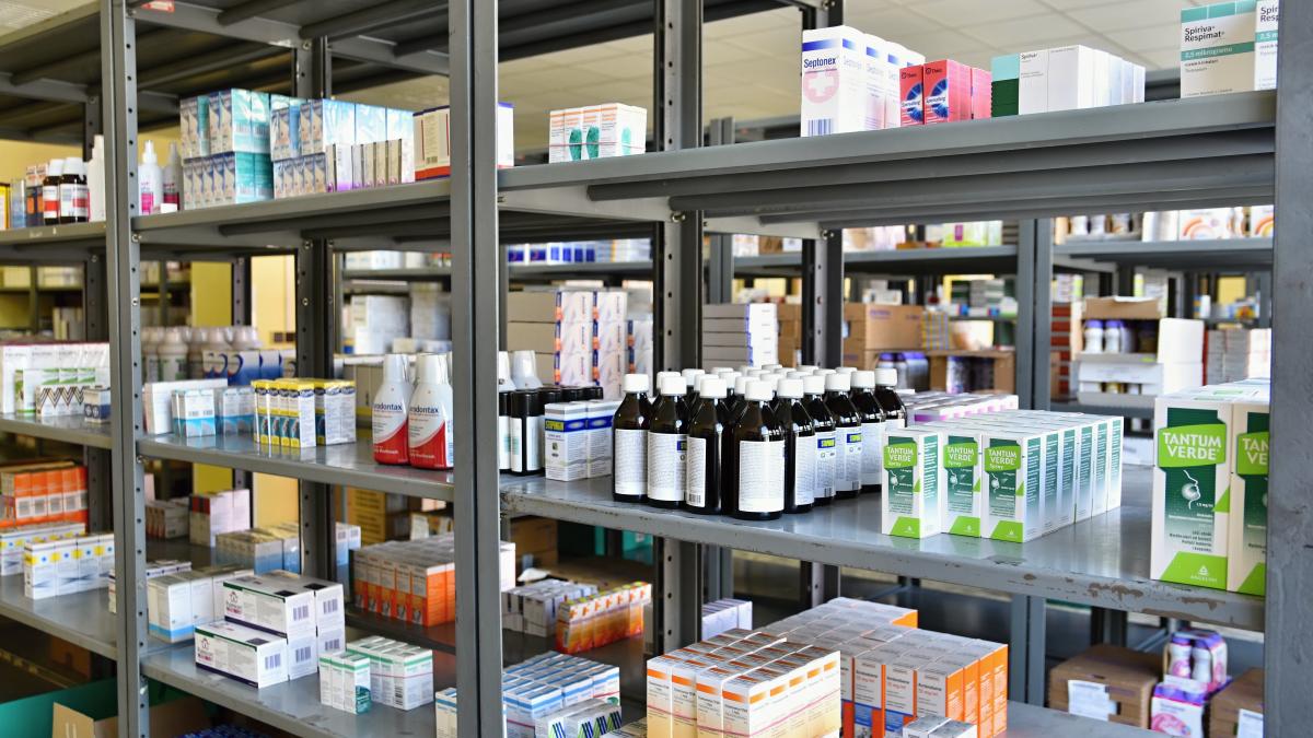 warehouse-pharmacy_42458800