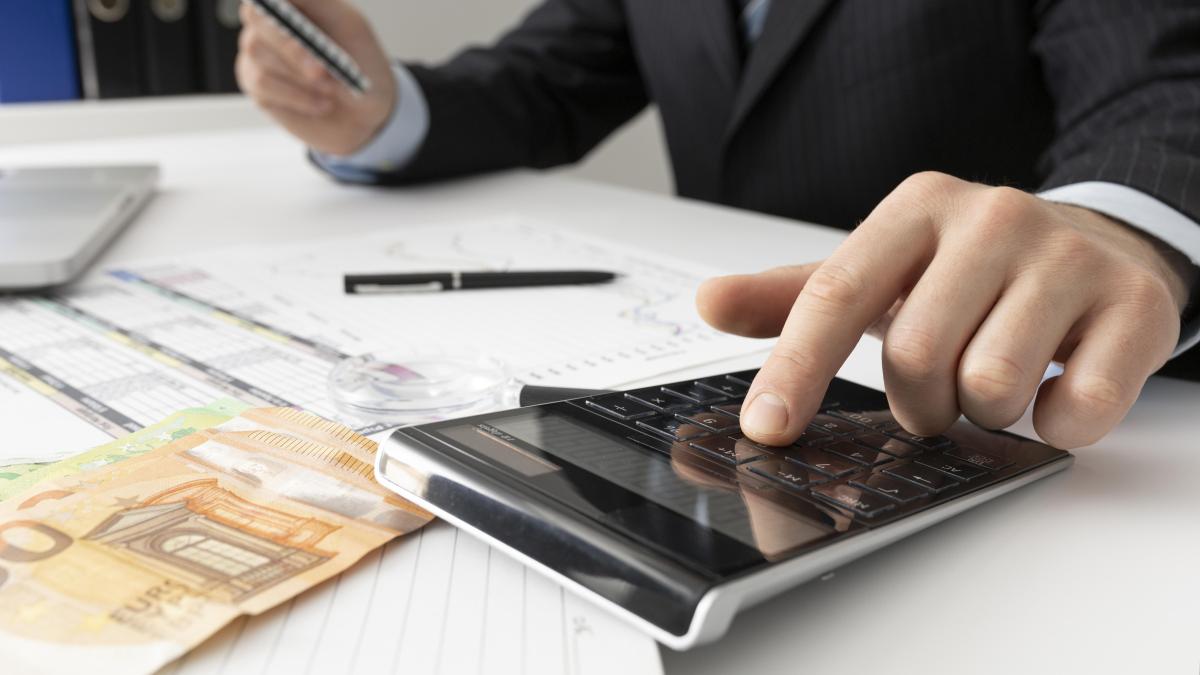 business-man-calculating-finance-numbers-close-up_10117700