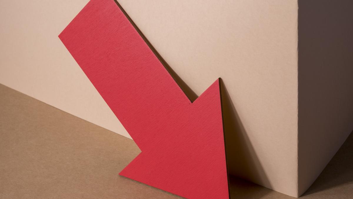 high-angle-arrow-pointing-down_73634500