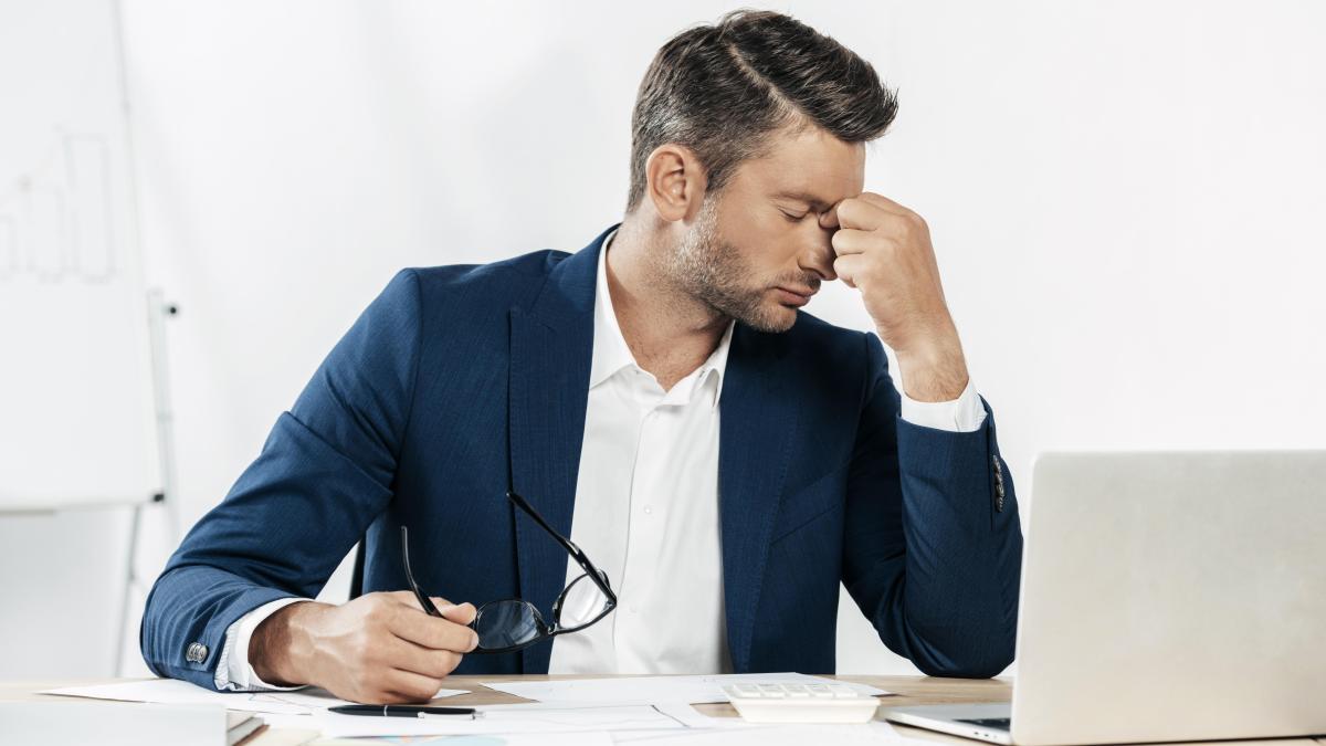 medium-shot-tired-man-with-glasses_47851300