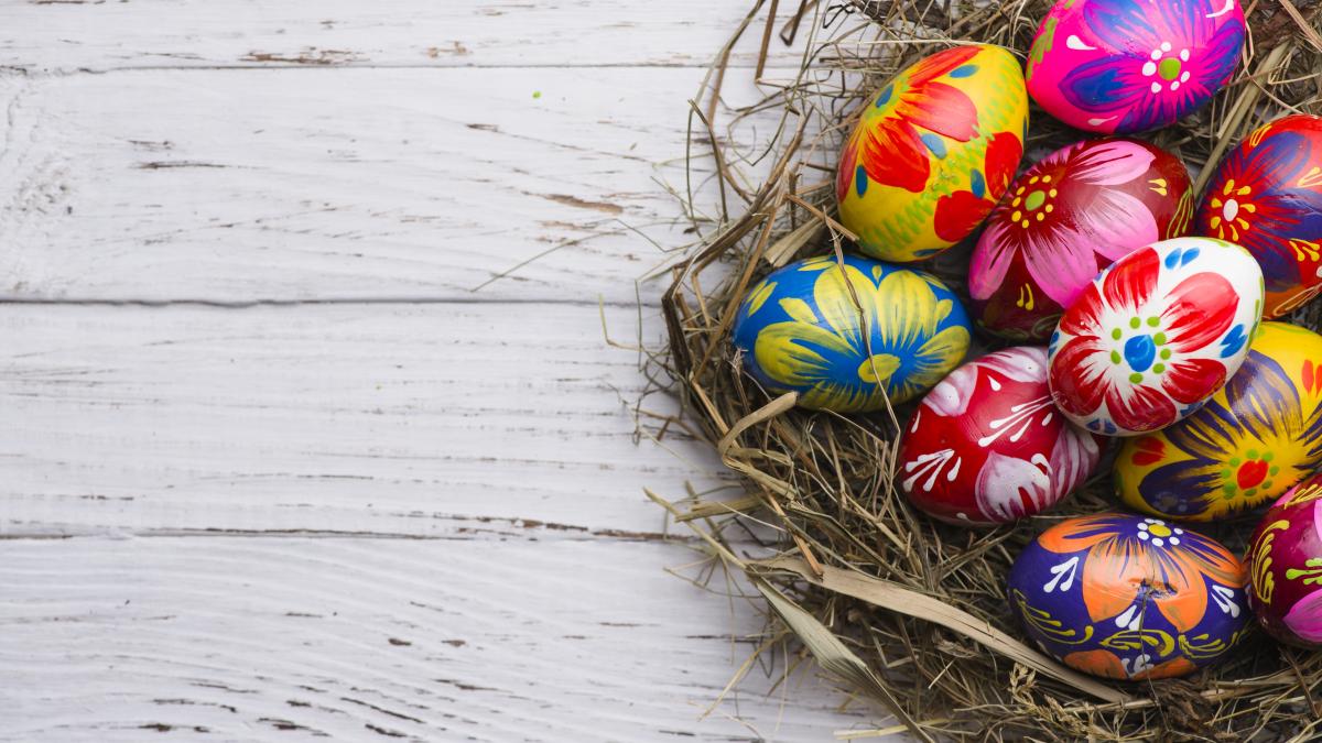 top-view-wooden-surface-with-painted-easter-eggs_44652300