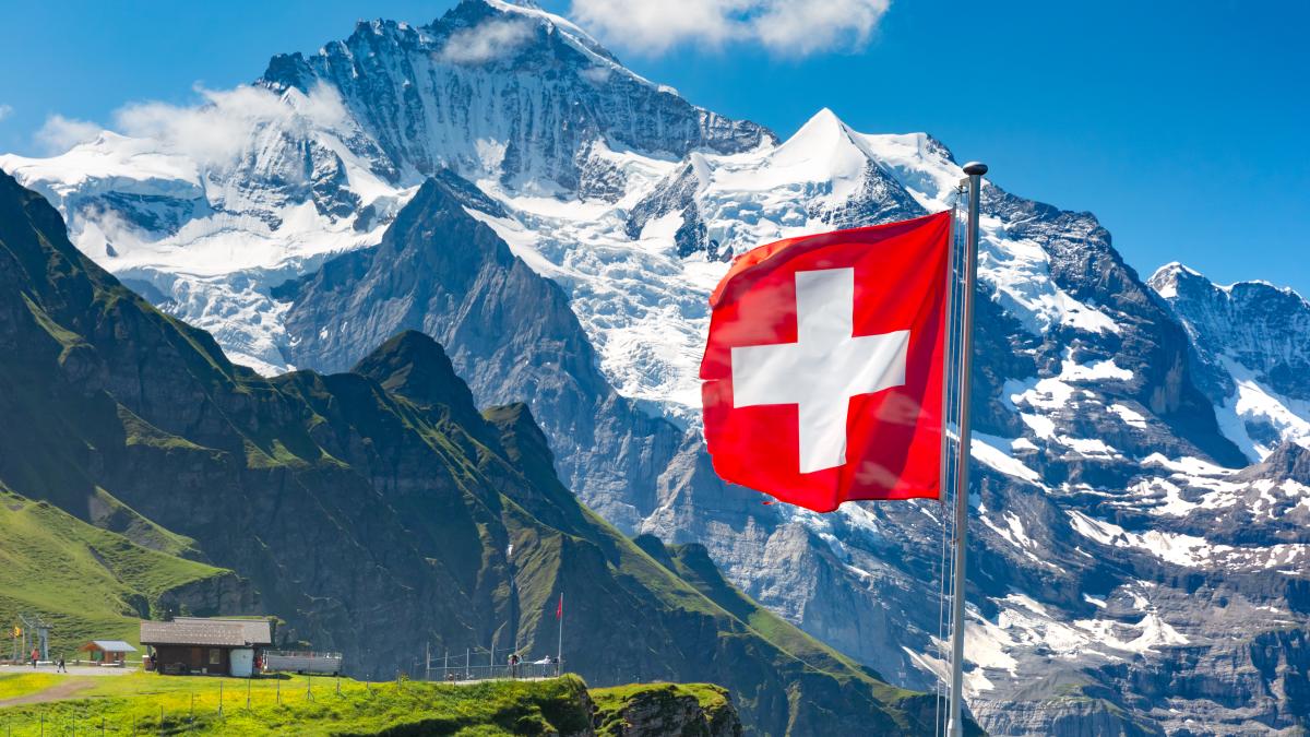 swiss-flag-waving-tourists-admire-peaks-jungfrau-mountain-mannlichen-viewpoint-bernese-oberland-switzerland_92233300