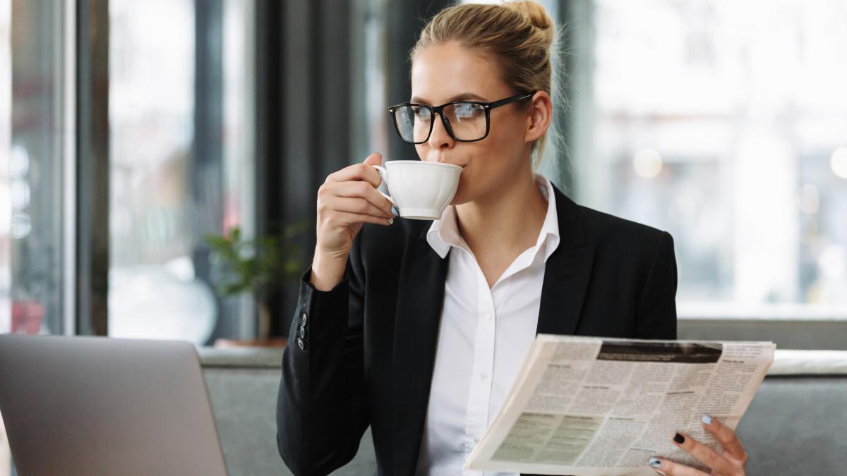 serious-business-woman-reading-newspaper_07669200