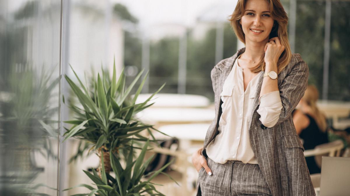 business-woman-office_22010400