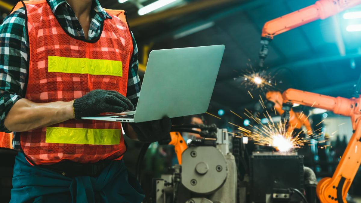 engineer-use-advanced-robotic-software-control-industry-robot-arm-factory_09067500