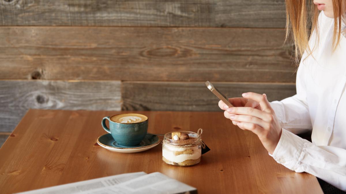 red-haired-woman-sitting-cafe_97059900