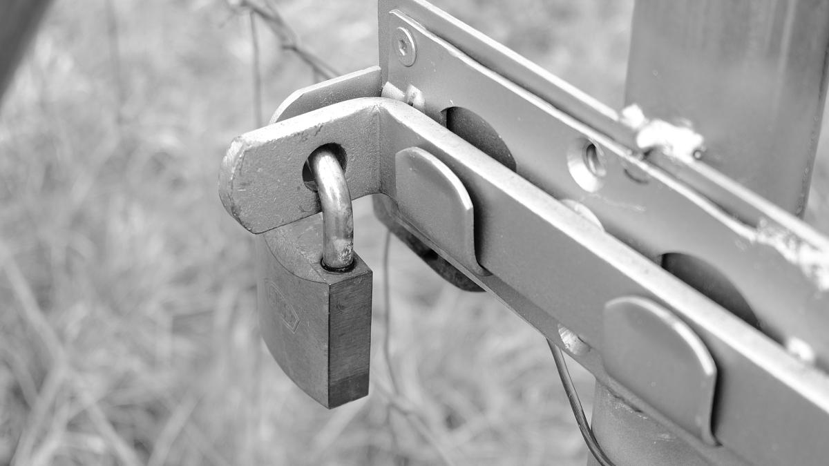 door-closed_88717600