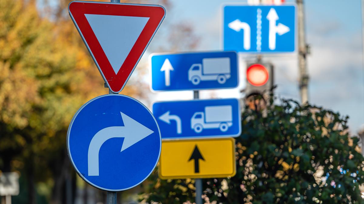 cars-moving-road-city-autumn-view-traffic-with-signs-trafficlights-cars_58275000