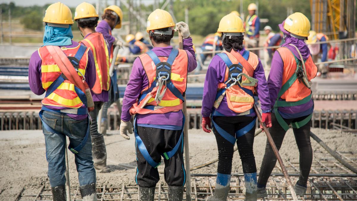construction-worker-pouring-concrete_08136100