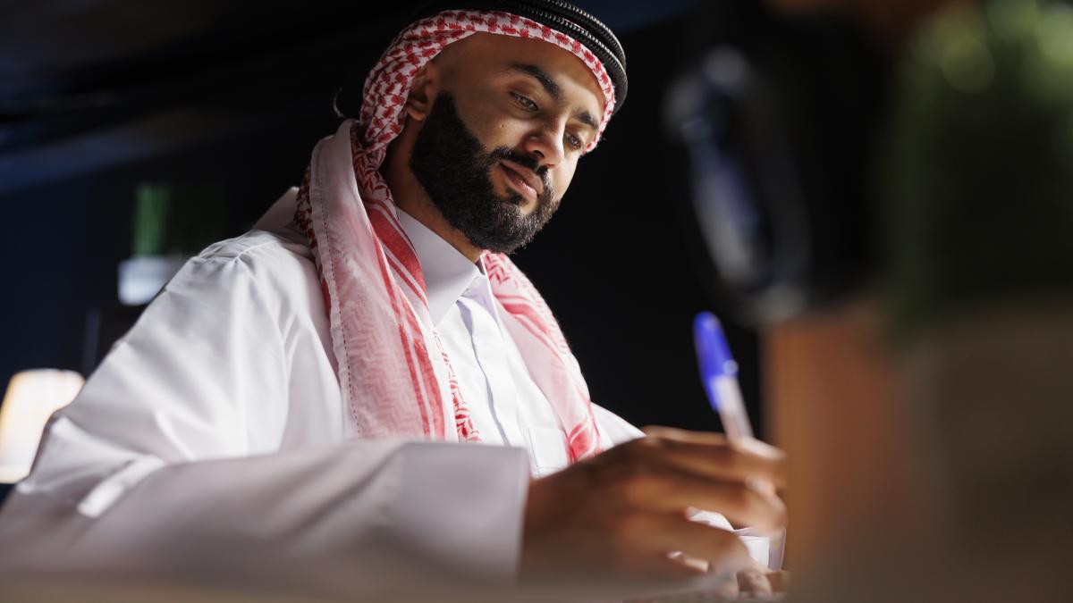focused-arab-entrepreneur-home-office-1_20376600