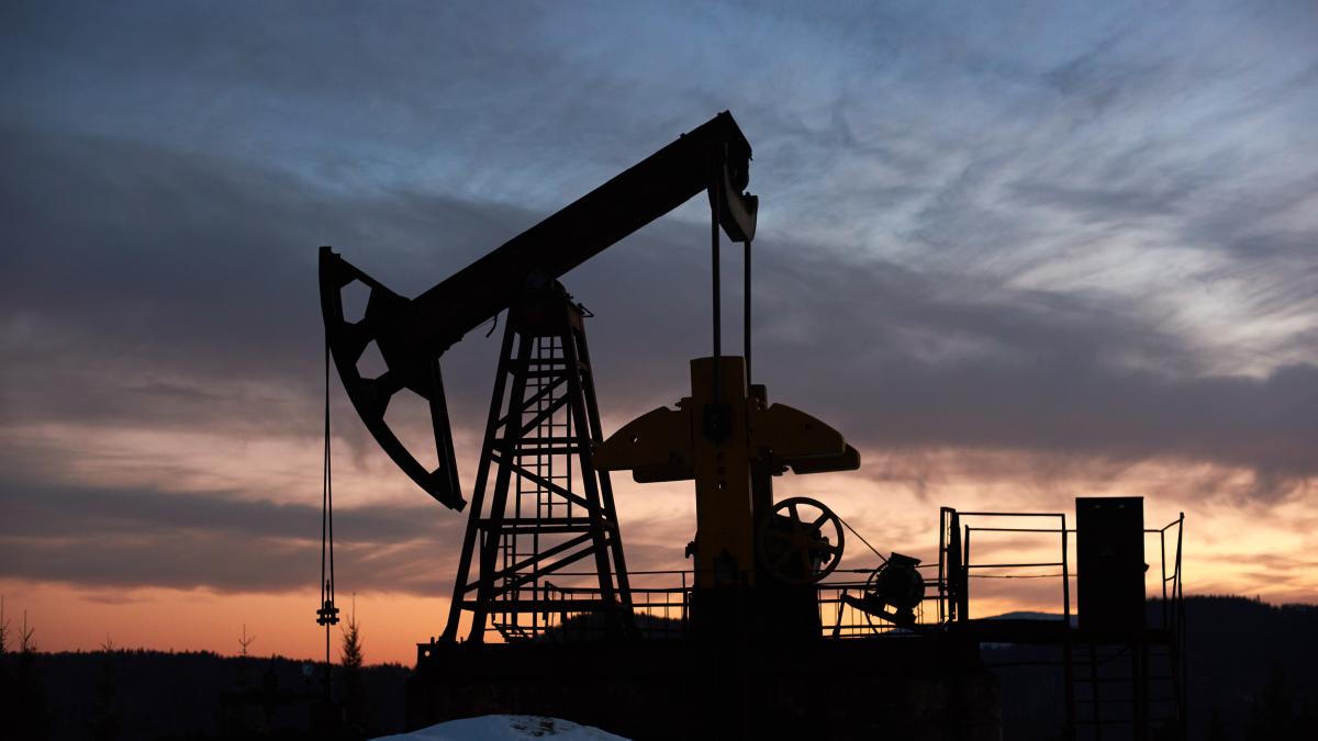 beautiful-sunset-oil-field-with-pump-jack_48252100