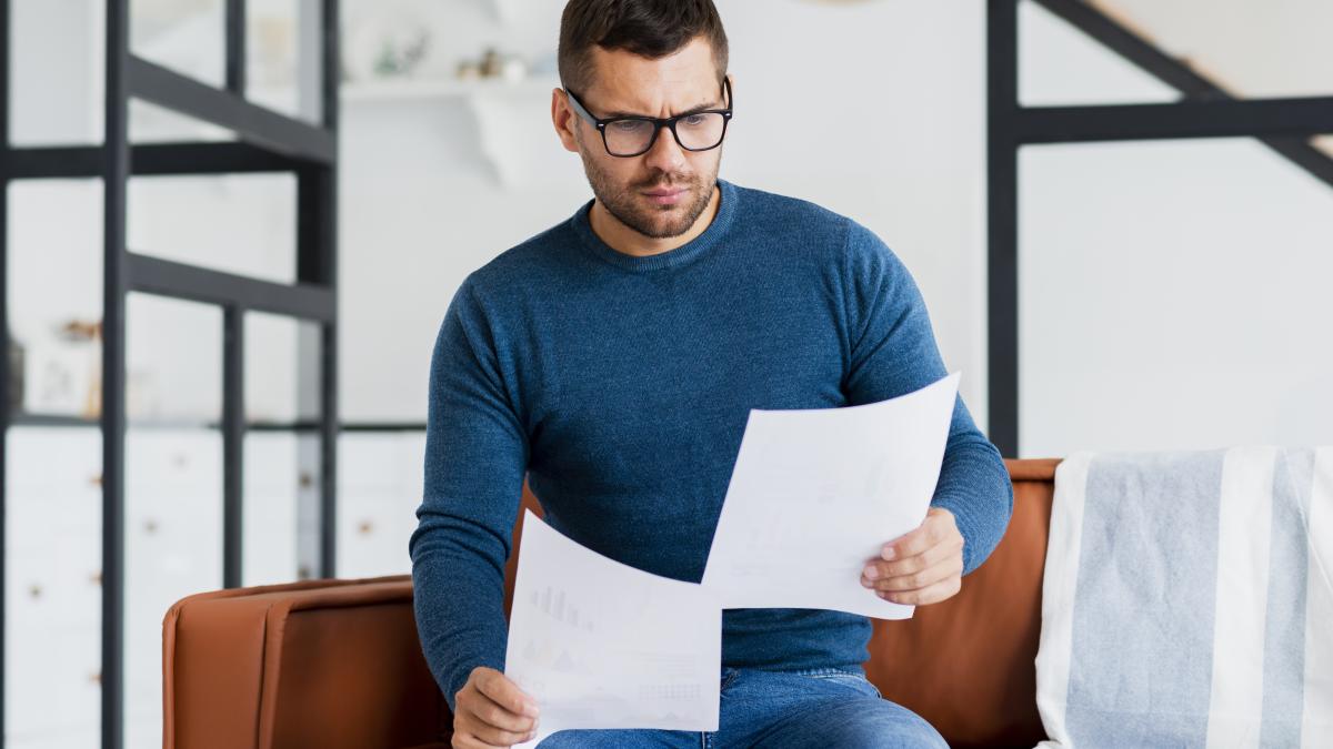 barbat-cu-doua-foi-in-maini_58872000