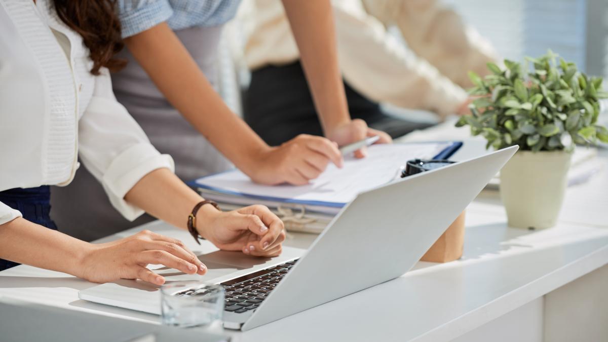 checking-data-laptop_44379000