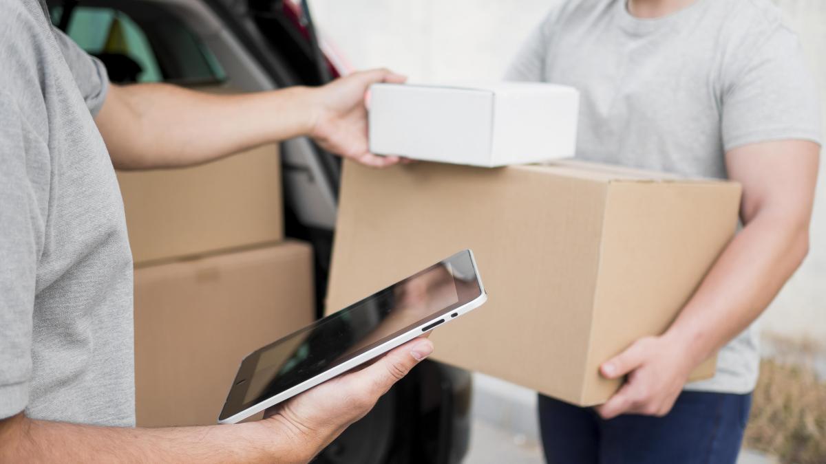 close-up-delivery-man-with-boxes_86439100