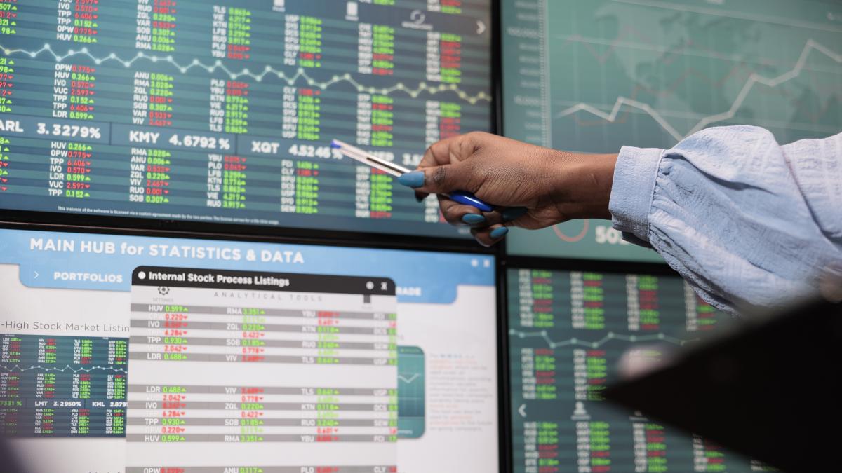 close-up-shot-brokerage-company-employee-indicating-display-real-time-profit-growth-market-trend-hedge-fund-agency-trader-pointing-out-positive-market-trend-professional-display_86198800