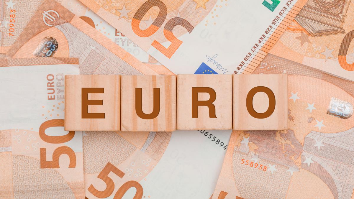 wooden-cubes-with-word-euro-banknote-table_92813300