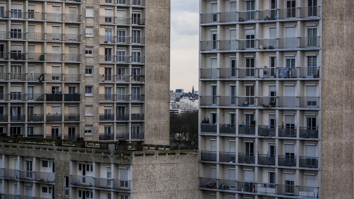 low-angle-view-building_24985000