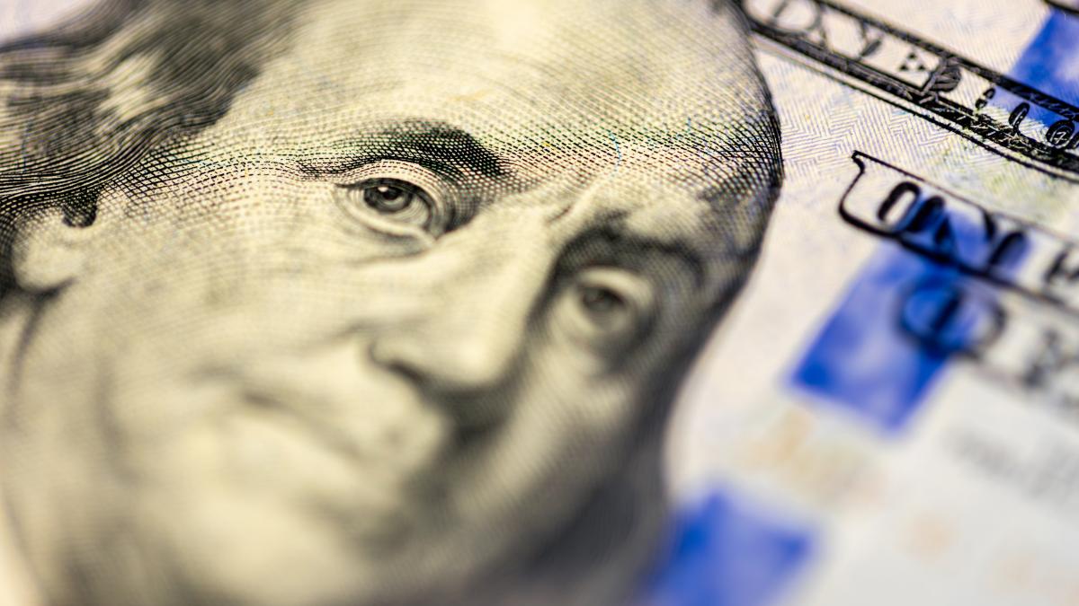 closeup-image-benjamin-franklin-bill-finance-concept_00710400