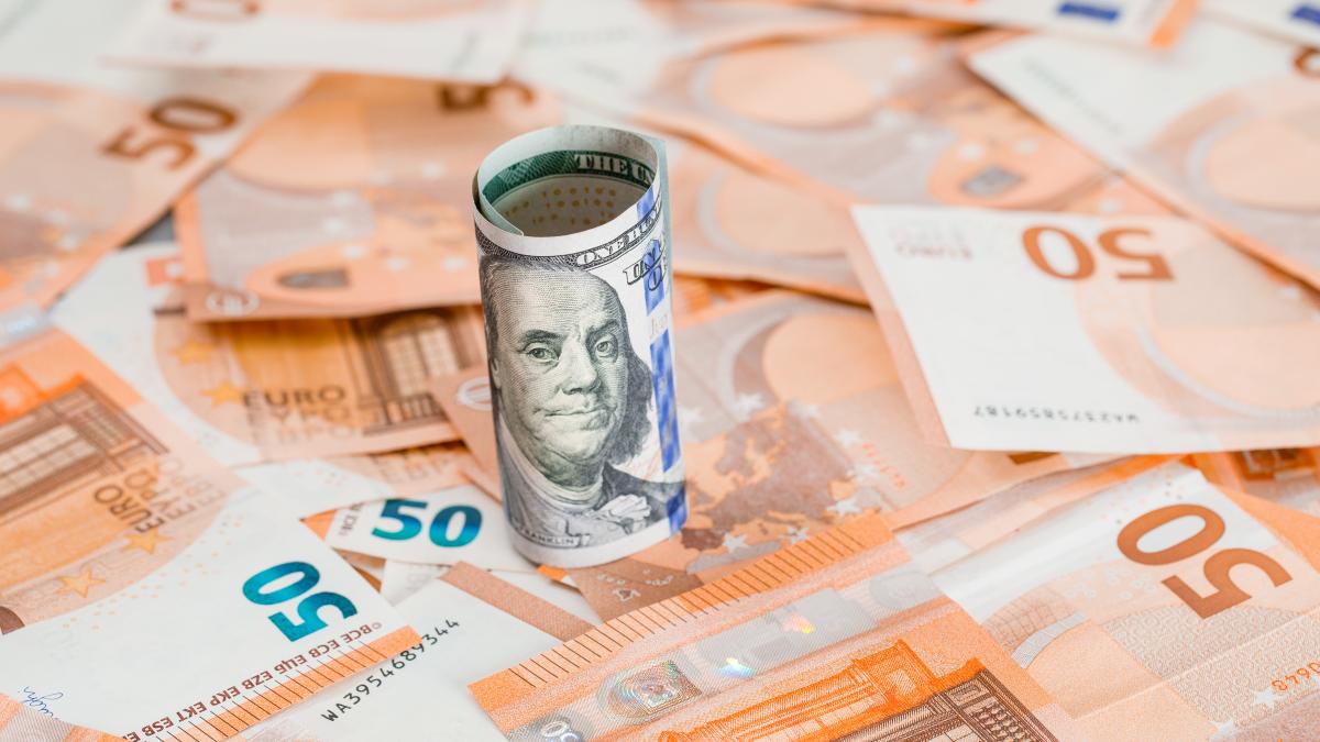 roll-money-grey-banknote-table_33009600