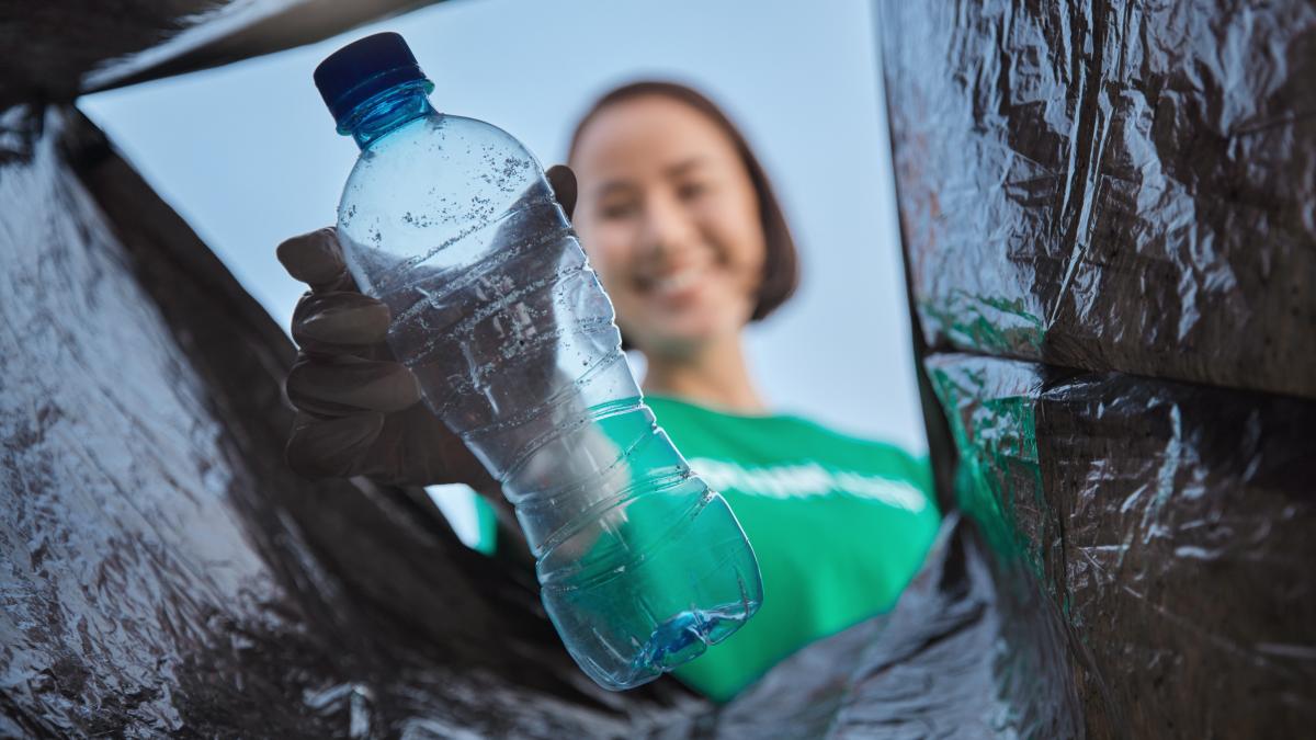 recliclarea-sticlelor-de-plastic_45984400