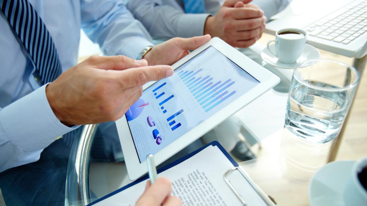 close-up-executive-pointing-graph_53107000