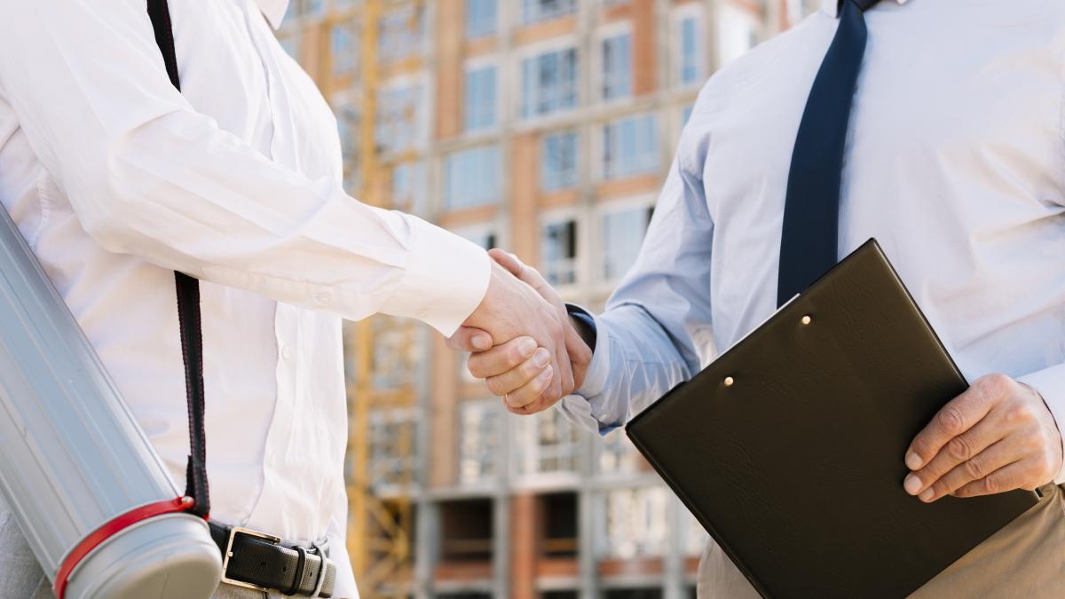 close-up-people-making-agreement-1_90361100