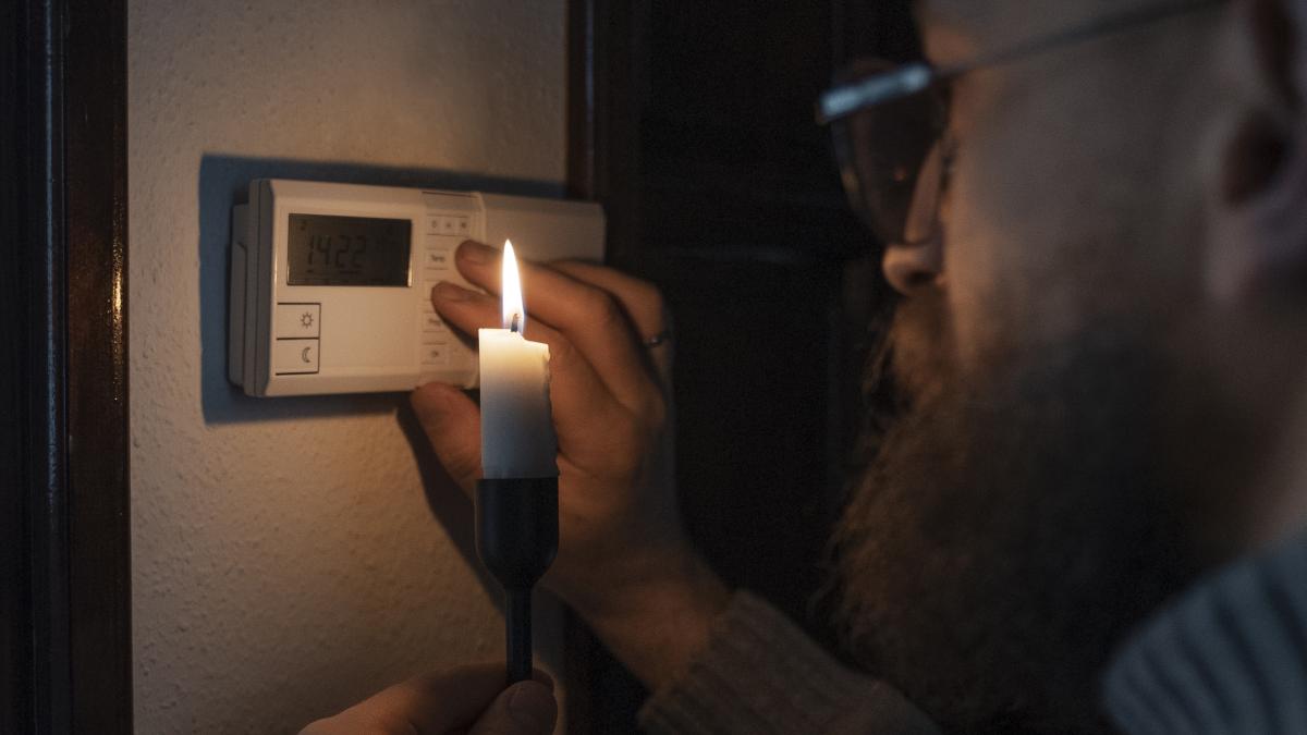 man-turning-off-thermostat-energy-crisis_11711400