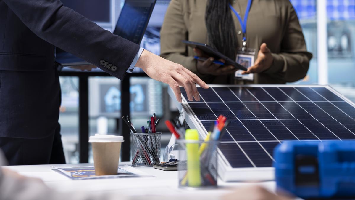 investors-meet-with-photovoltaics-factory-experts-review-solar-cell-designs_15624800