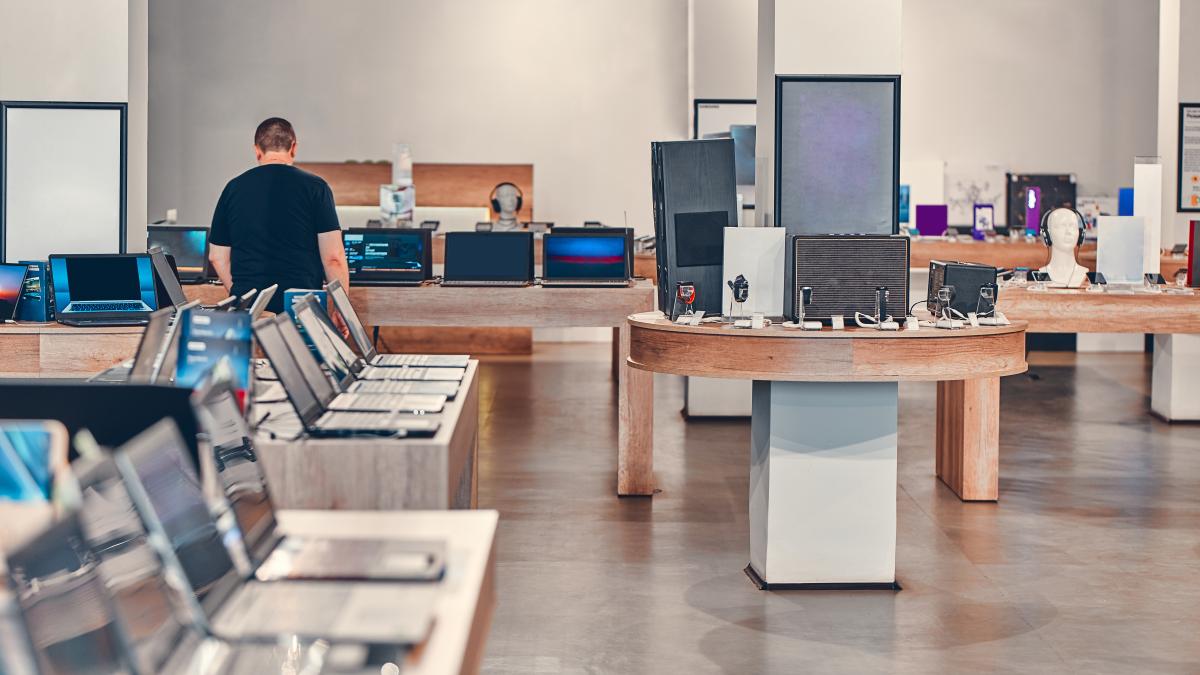 hall-shopping-center-shop-digital-equipment-electronics-sale-laptops_65537900