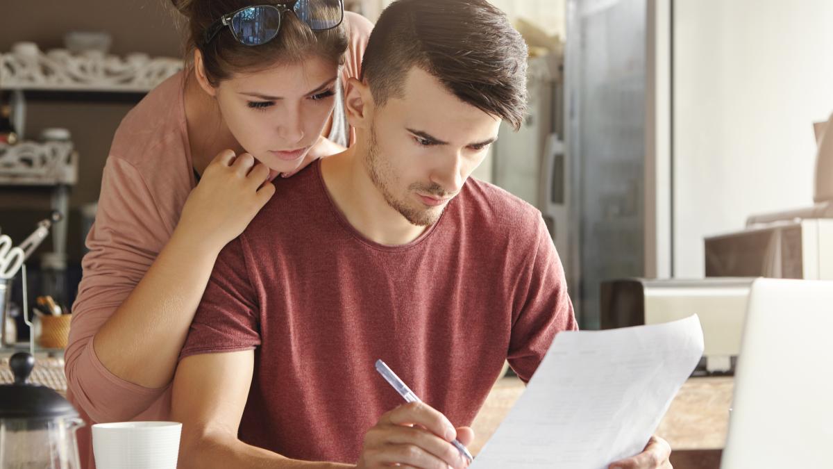 cuplu-hartii-documente_37650600