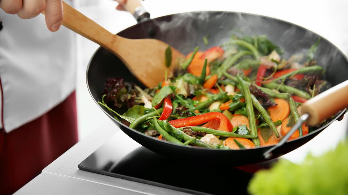 mixing-vegetables-pan-closeup_08765700