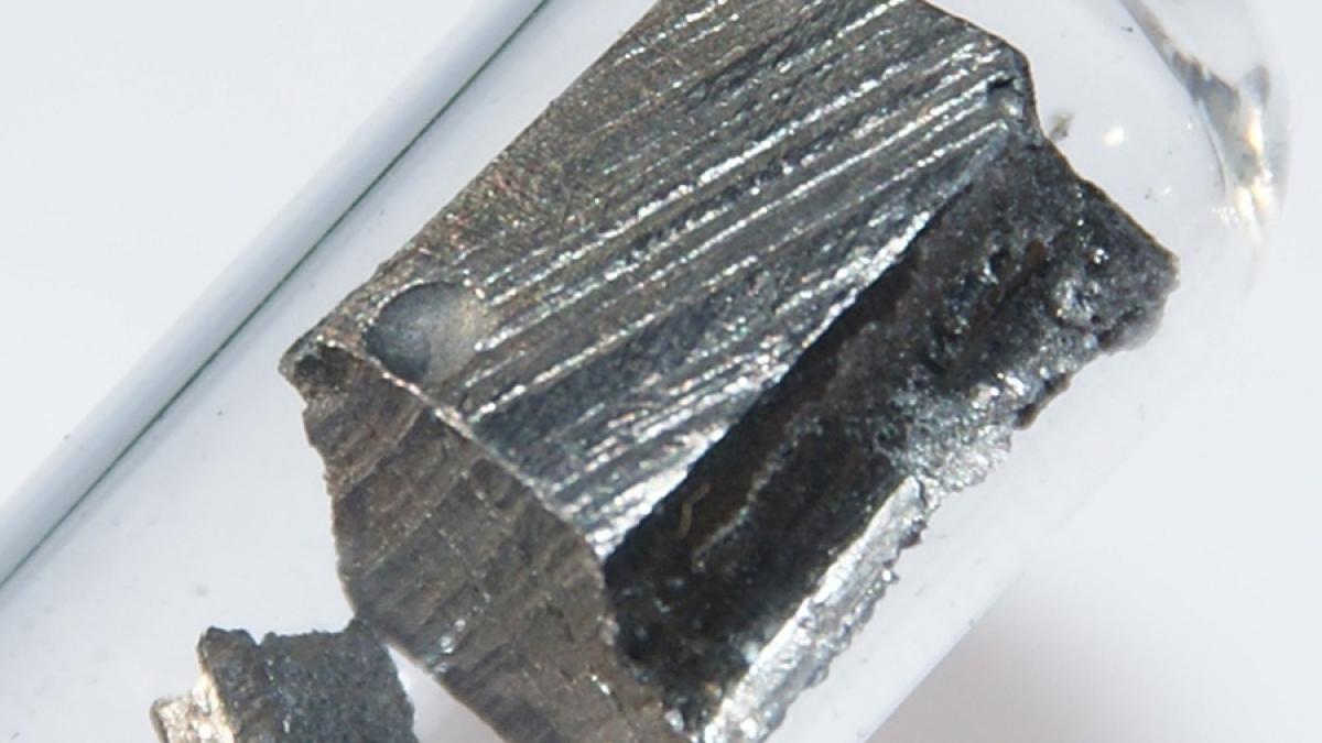 neodymium_15876100