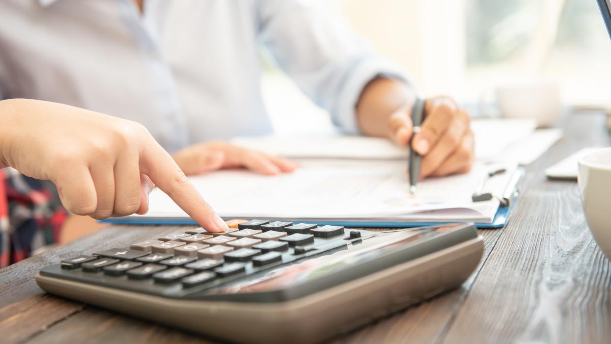 administrator-business-man-financial-inspector-secretary-making-report-calculating-balance_89184100