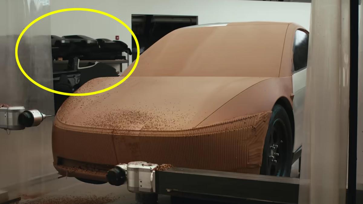 Tesla ar putea pregăti un nou SUV inspirat din Cybertruck. Un detaliu dintr-un clip video stârnește speculații