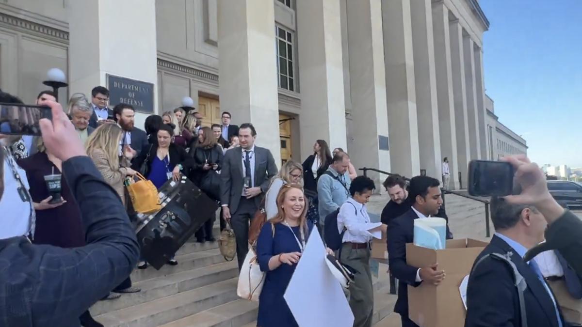 jurnalisti-pleaca-de-la-pentagon_94994300