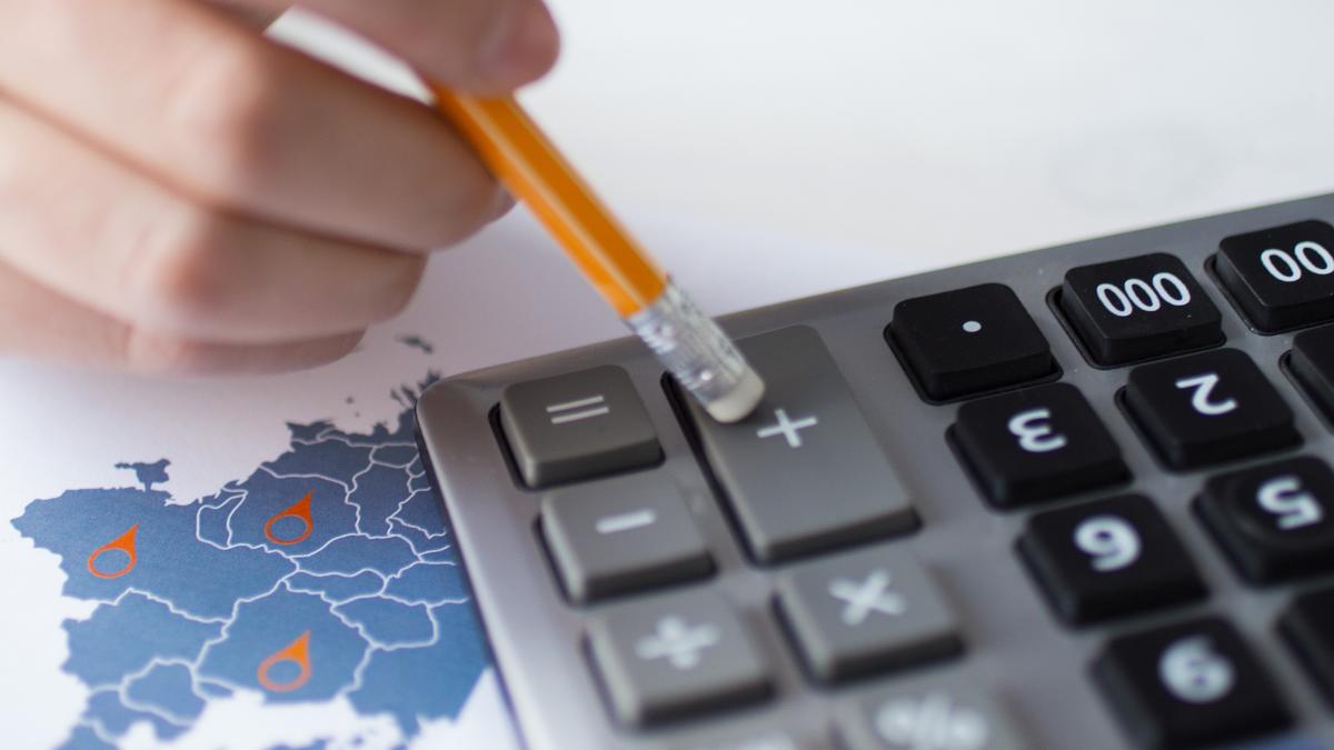 cropped-view-sales-manager-using-calculator_42295700