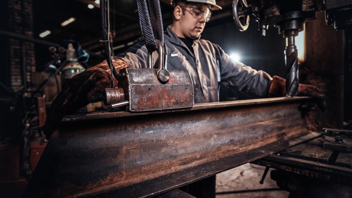 man-helmet-is-moving-piece-rail-metal-factory_06066800