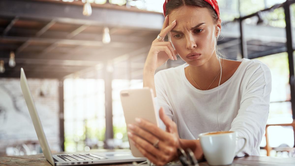 femeie-telefon-mobil-laptop_22881000