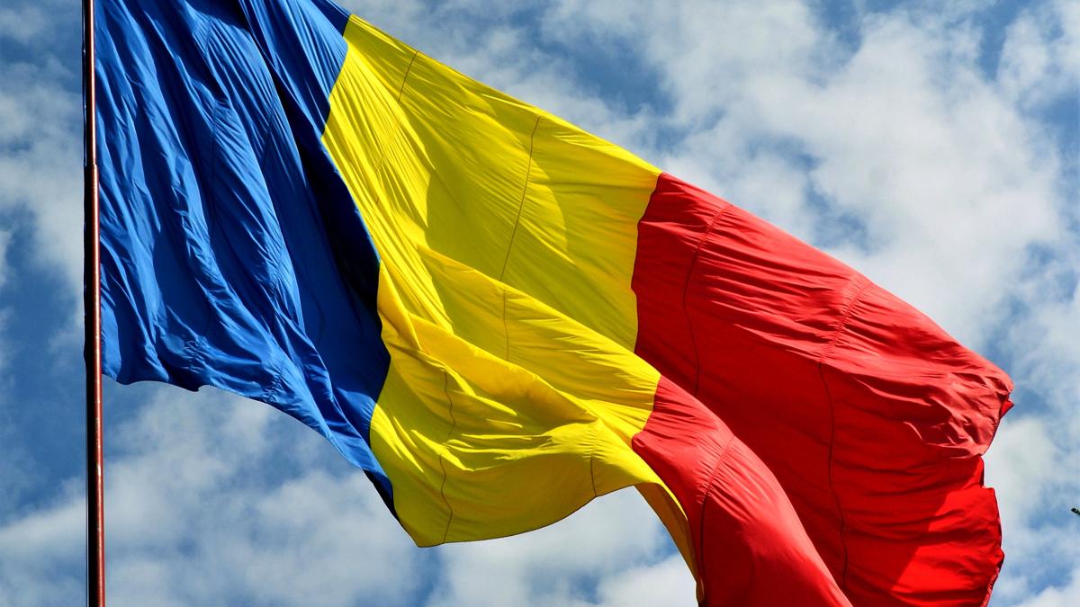 threecolored-romanian-flag-against-blue-sky_35401100