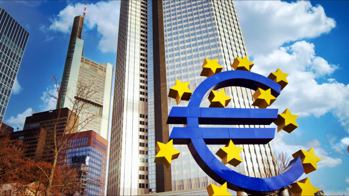 euro-sign-sculpture-frankfurt-germany_13540300