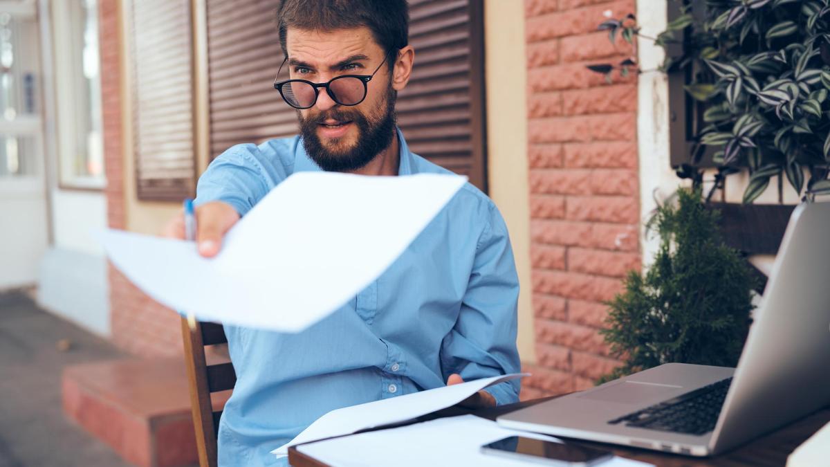 barbat-cu-hartii_23699400