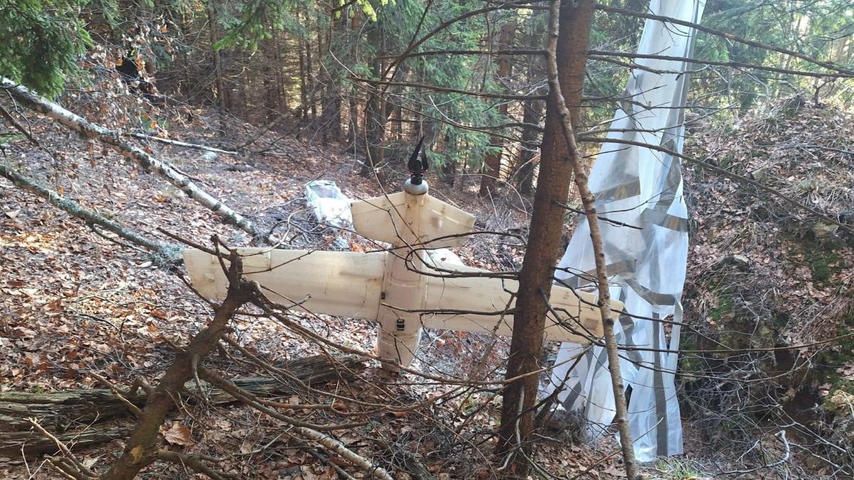 alerta-in-arges-o-drona-a-fost-gasita-prabusita-intr-o-padure-cu-o-parasuta-atasata-de-ea-1033033_11308200
