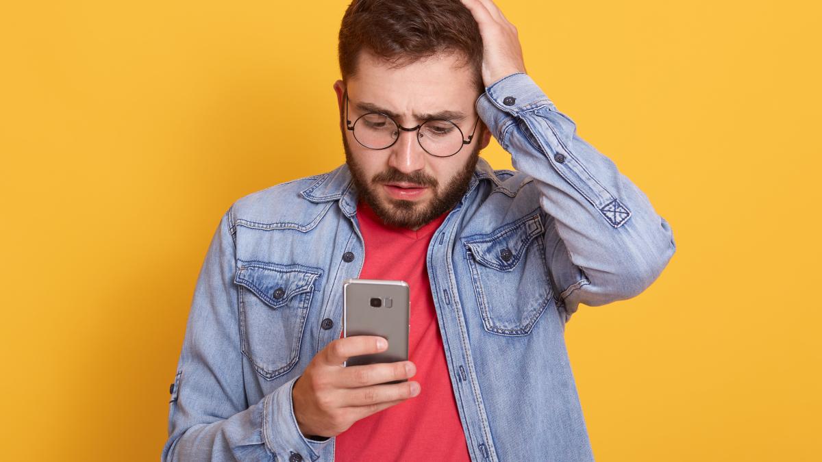 un-om-care-se-uita-ingrijorat-la-telefon_74711800