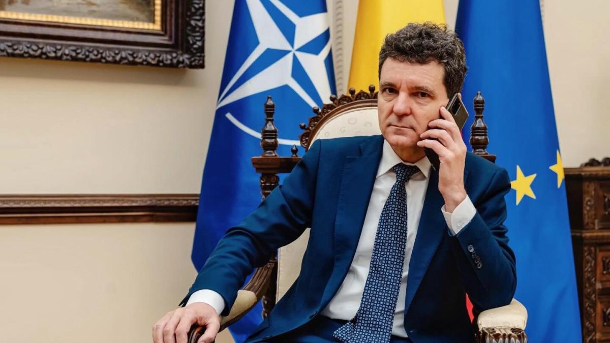 nicusor-dan-vorbeste-la-telefon_18042200